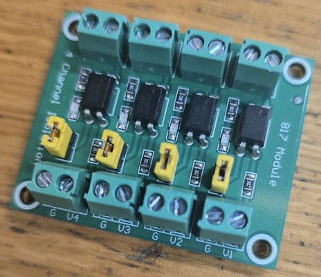 4-kanavainen optoinen eristysmoduuli (Optocoupler) Kuusi naisella ollut 